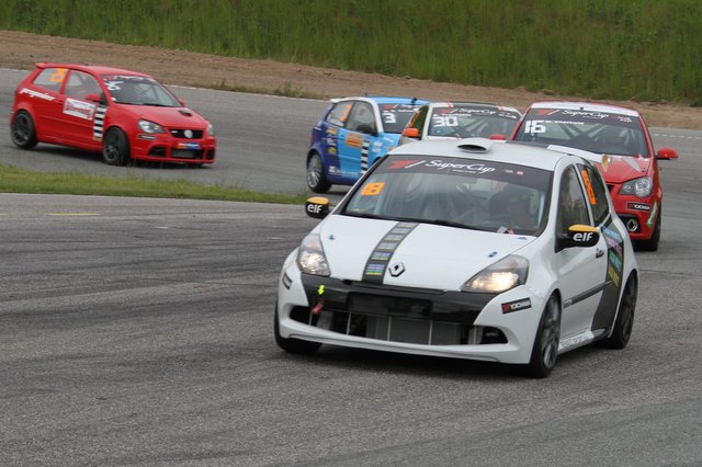 Steffen Larsen i Renault Clio beviste på Ring Djursland at han er kandidat til en topplacering i klassen.
(Foto: Keld Dohm)
